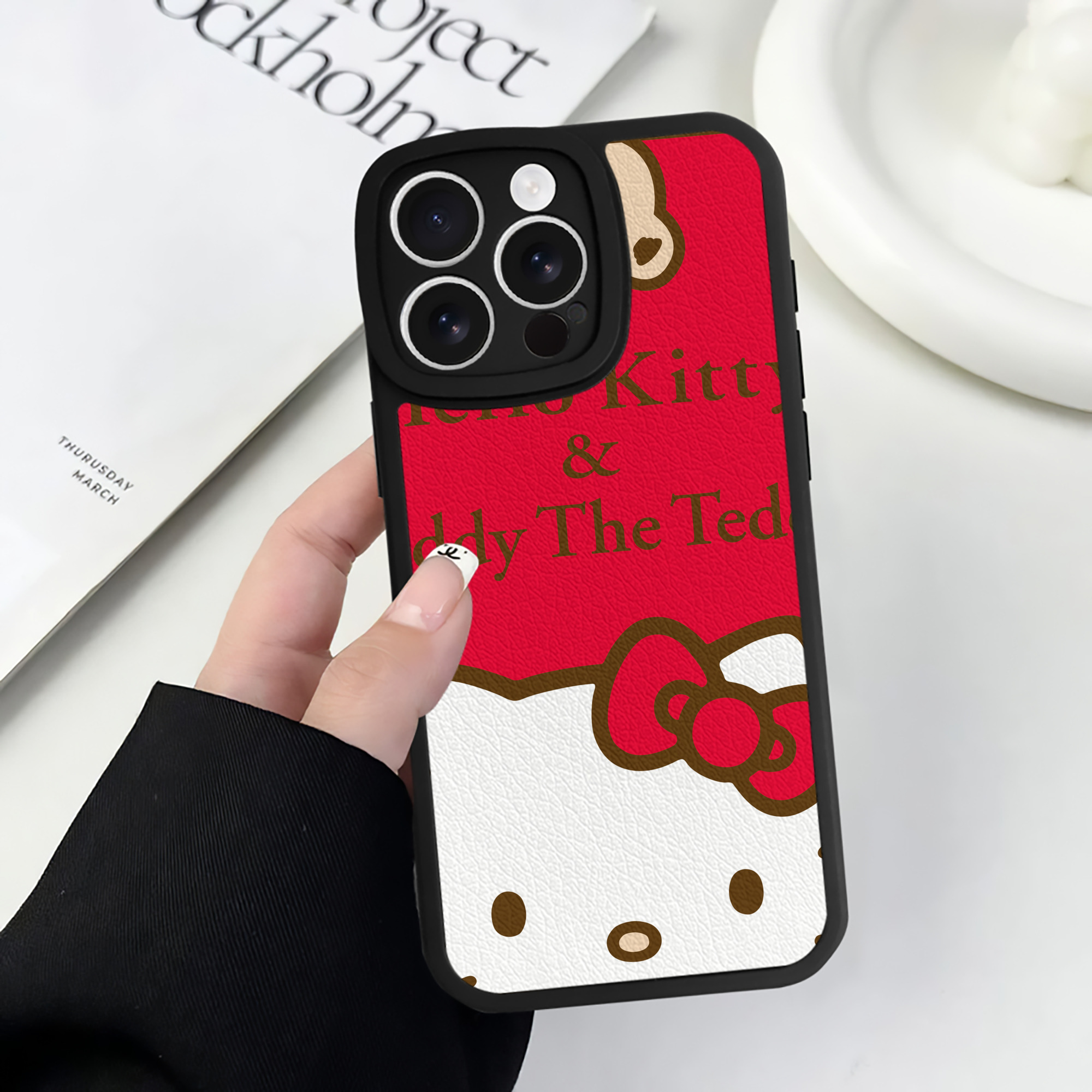 （画像用） Hello Kitty ハローキティ 【iPhone 16シリーズ対応】シリコンスマホケース（レザー調） 材質：シリコン